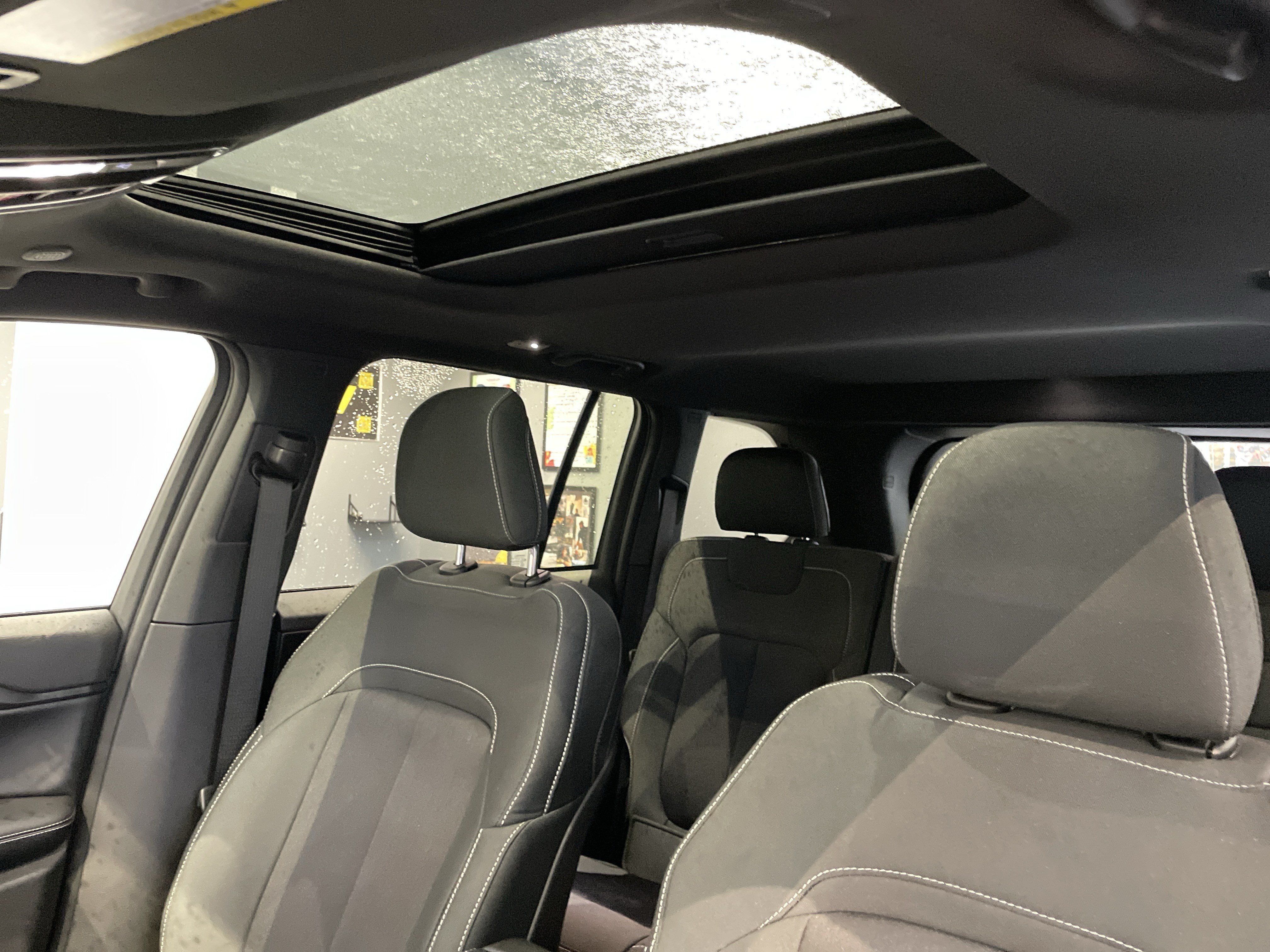 Used 2025 Jeep Grand Cherokee Laredo w/ Luxury Tech Group I RWD image 29