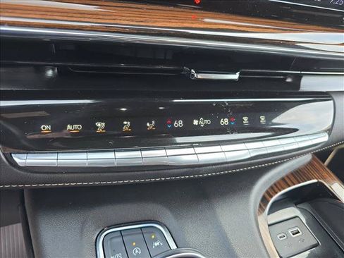 Used 2024 Cadillac Escalade Premium Luxury AWD/4WD image 22