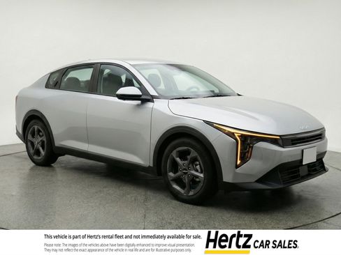 Used 2025 Kia K4 LXS image 1