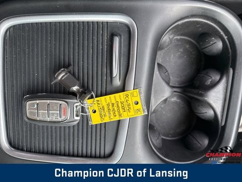 Used 2024 Chrysler Pacifica Touring-L image 33