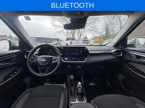 Used 2025 Chevrolet TrailBlazer LT AWD/4WD image 3