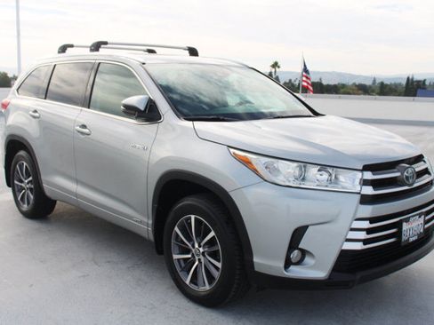 Used 2017 Toyota Highlander XLE AWD/4WD image 2