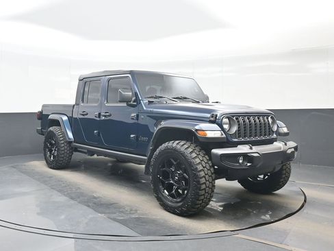 Used 2025 Jeep Gladiator Sport AWD/4WD image 9