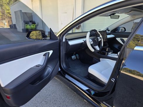 Used 2020 Tesla Model 3 Standard Range Plus image 9