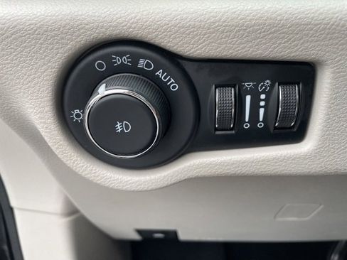 Used 2023 Chrysler Pacifica Limited image 15