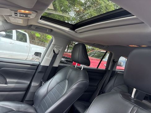 Used 2020 Toyota Highlander XLE FWD image 17