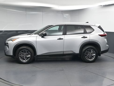 Used 2025 Nissan Rogue S image 4