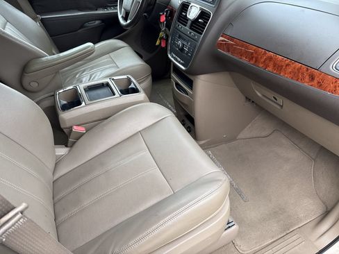 Used 2015 Chrysler Town & Country Touring FWD image 32
