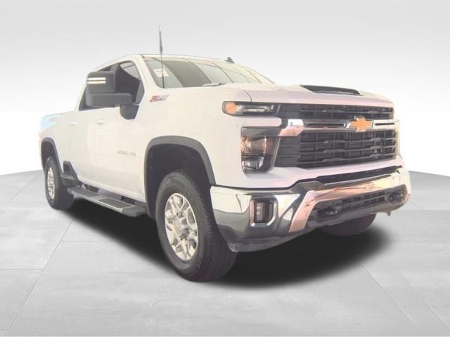 Used 2024 Chevrolet Silverado 2500 LT AWD/4WD image 3