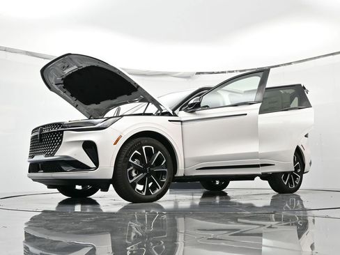 New 2025 Lincoln Nautilus Reserve image 51