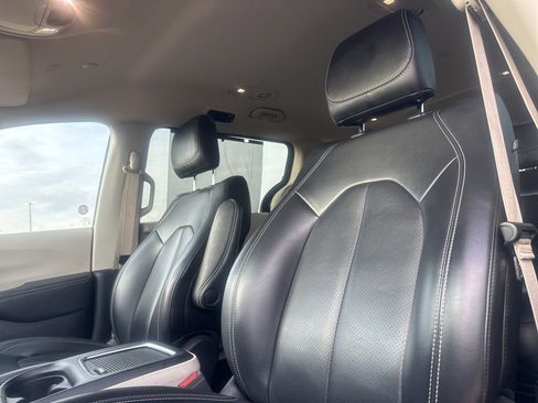 Used 2023 Chrysler Pacifica Touring-L FWD image 33