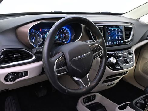 Used 2018 Chrysler Pacifica Touring-L Plus image 9