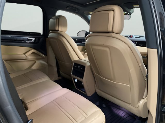Used 2023 Porsche Cayenne AWD/4WD image 22