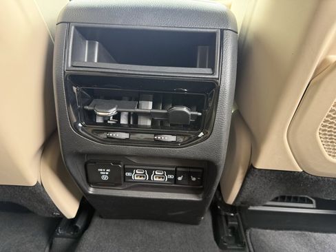 Used 2023 Jeep Grand Cherokee Limited w/ Luxury Tech Group II image 17