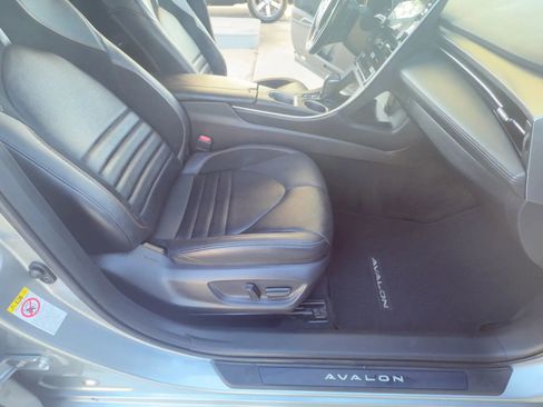 Used 2019 Toyota Avalon XSE image 18