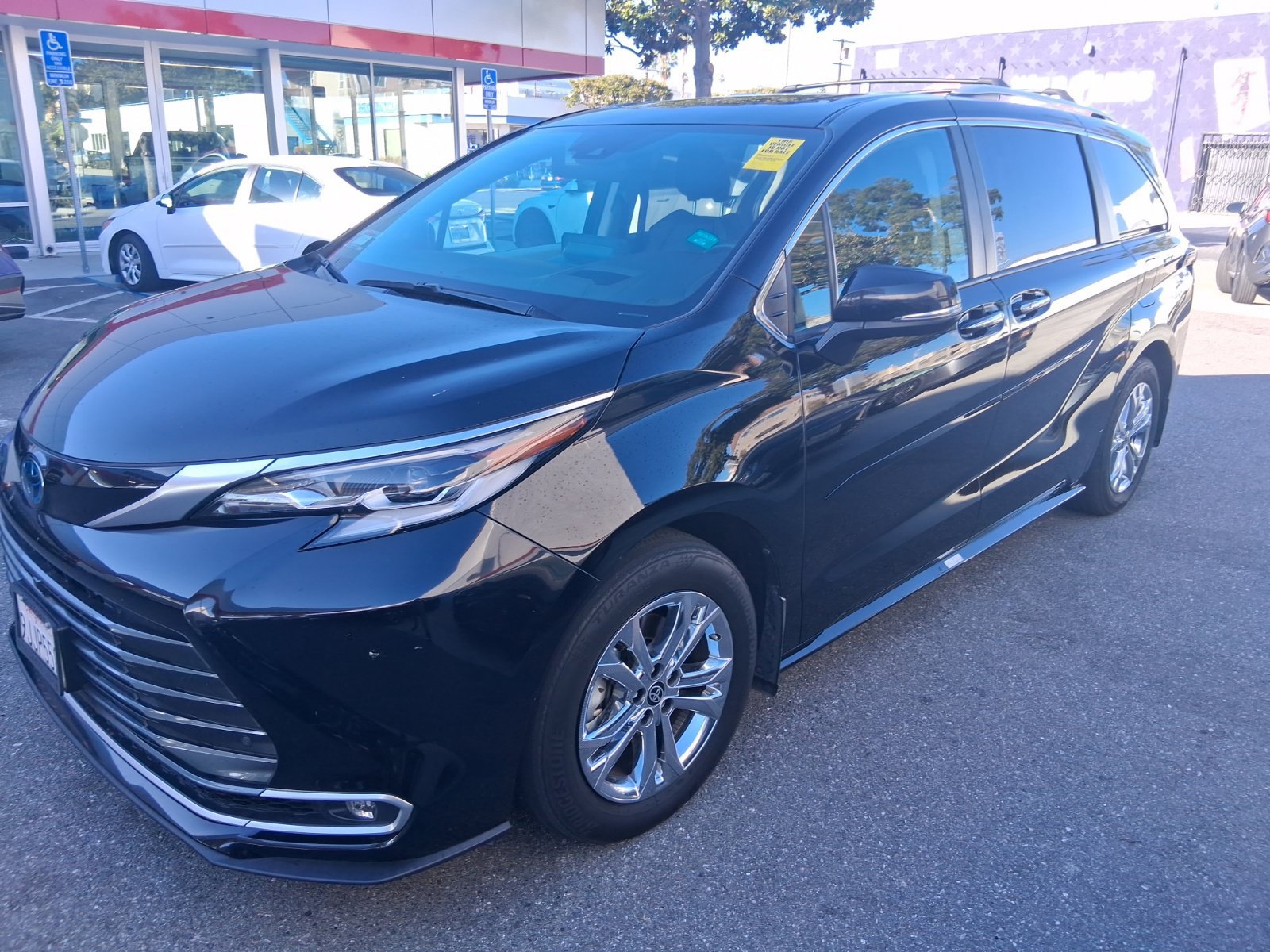 Used 2023 Toyota Sienna Platinum AWD/4WD image 1