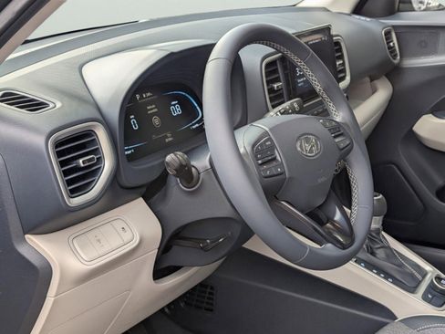 Used 2023 Hyundai Venue Limited image 31