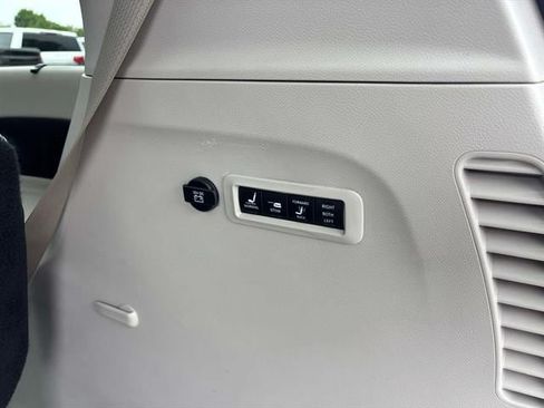 Used 2018 Chrysler Pacifica Limited FWD image 14
