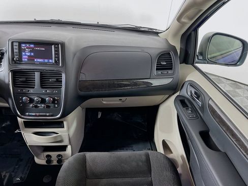 Used 2018 Dodge Grand Caravan SE w/ UConnect Hands-Free Group image 21