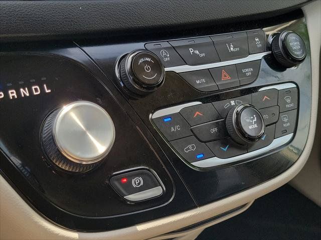 Used 2024 Chrysler Pacifica Touring-L FWD image 27