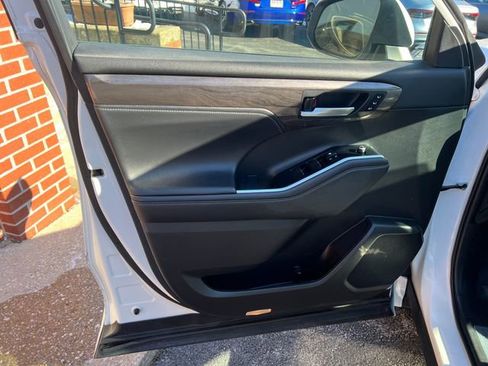 Used 2022 Toyota Highlander Limited image 16