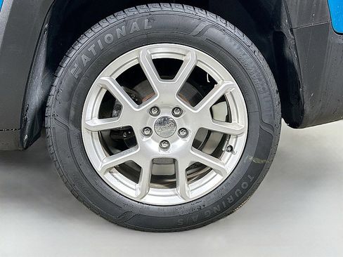 Used 2020 Jeep Renegade Latitude FWD image 30