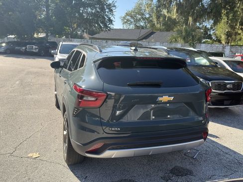 Used 2025 Chevrolet Trax LT FWD image 6