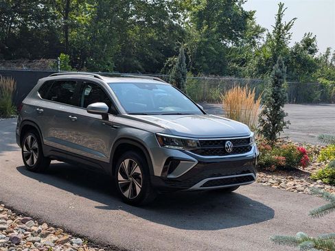 Certified 2024 Volkswagen Taos SE w/ Panoramic Sunroof Package image 8