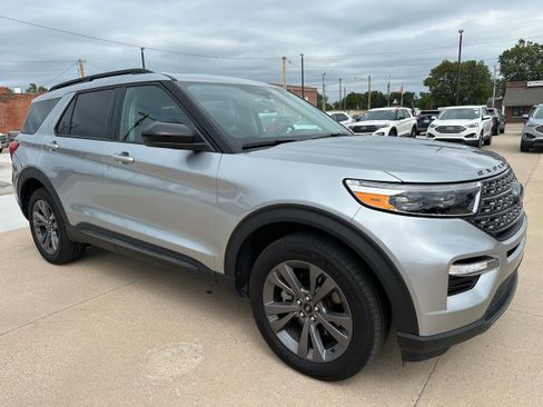 Used 2023 Ford Explorer XLT w/ Equipment Group 202A image 8