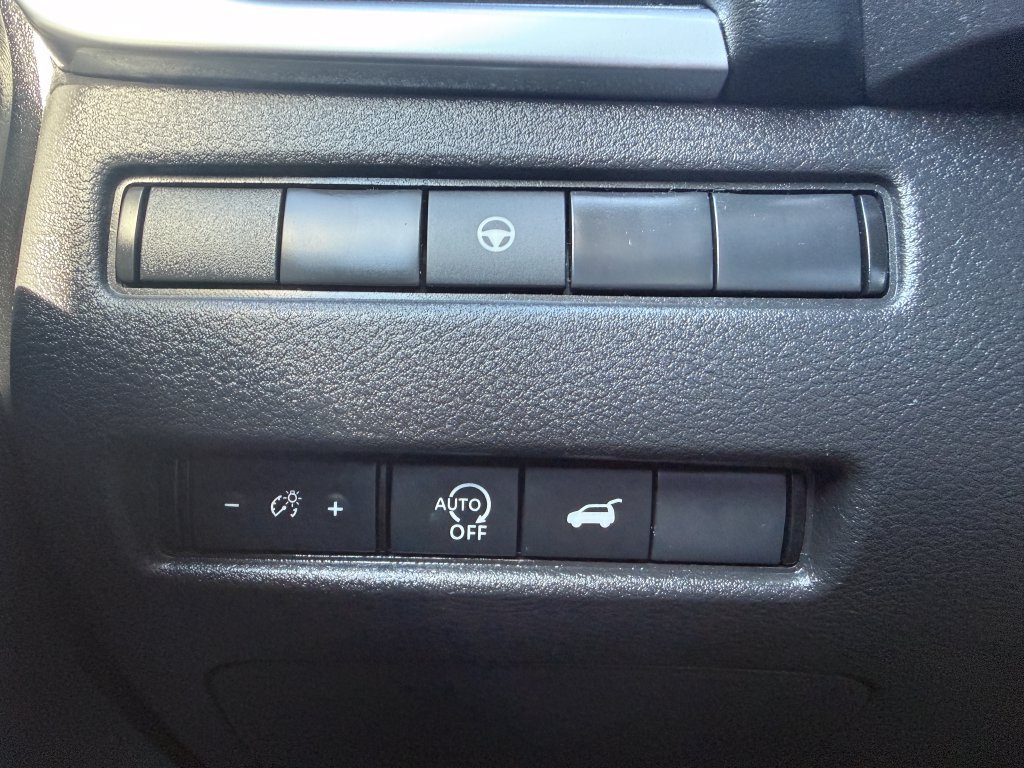 Used 2025 Nissan Rogue SV FWD image 25