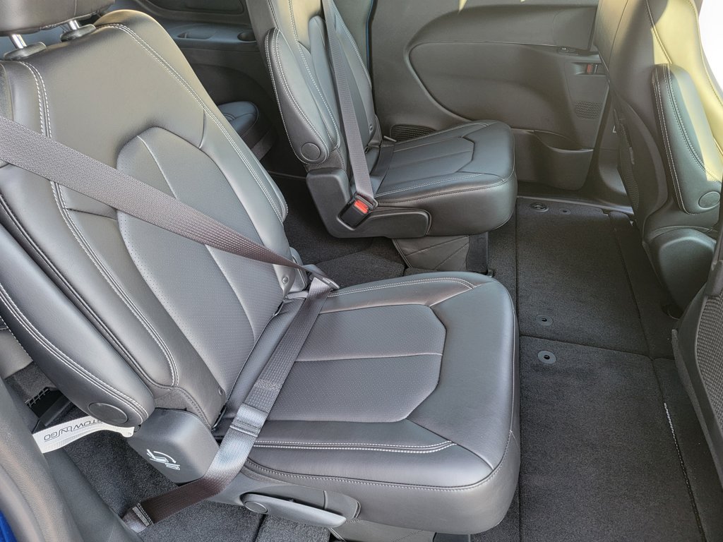 New 2026 Chrysler Pacifica Select FWD image 16