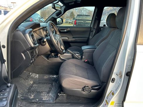 Used 2016 Toyota Tacoma TRD Sport image 11