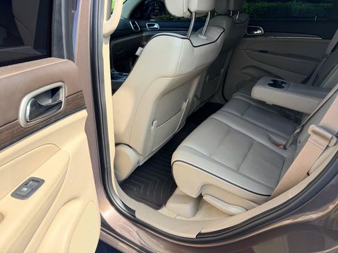 Used 2017 Jeep Grand Cherokee Overland AWD/4WD image 11