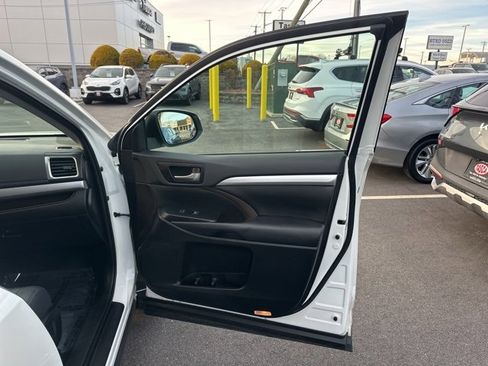 Used 2019 Toyota Highlander XLE image 35