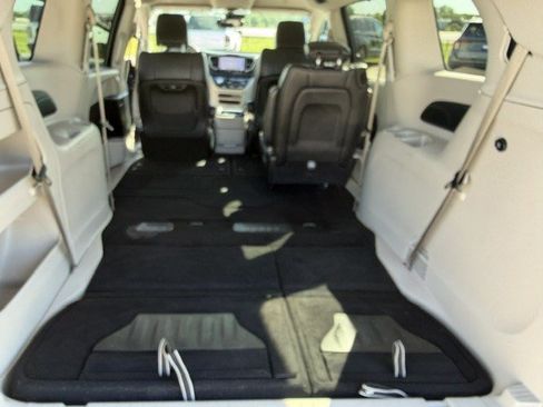 Used 2023 Chrysler Pacifica Touring-L FWD image 35