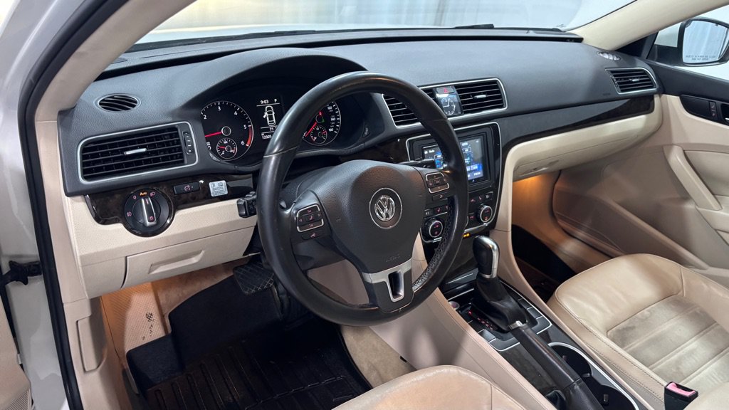 Used 2014 Volkswagen Passat TDI SEL Premium FWD image 9