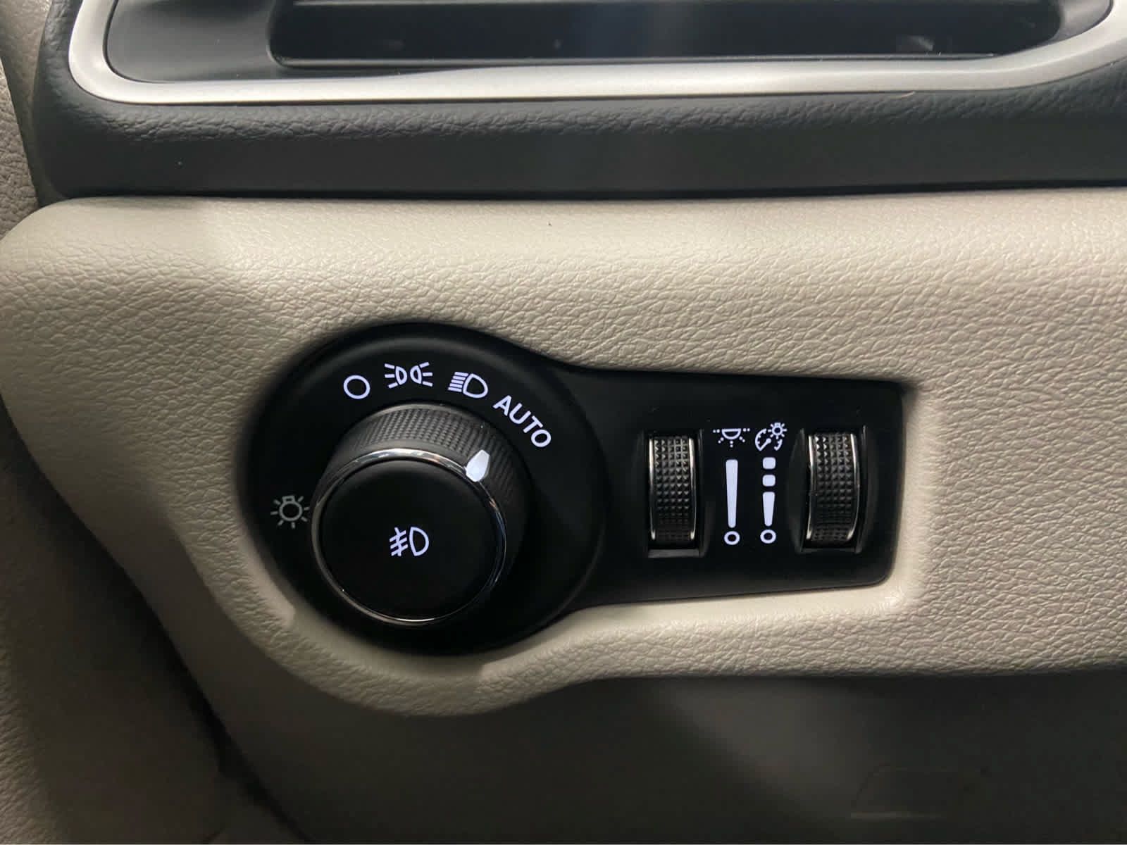 Used 2024 Chrysler Pacifica Touring-L FWD image 35