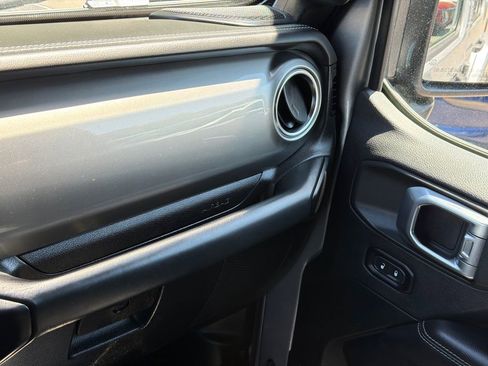 Used 2020 Jeep Wrangler Unlimited Sahara AWD/4WD image 30