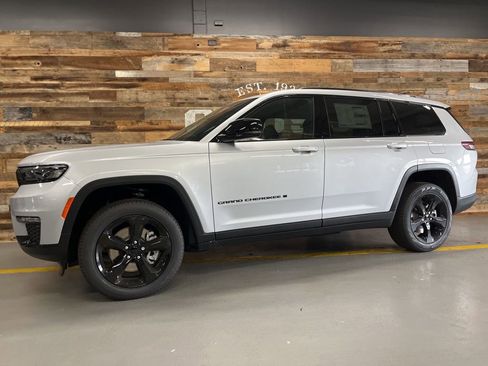 New 2025 Jeep Grand Cherokee L Limited w/ Black Appearance Package image 18