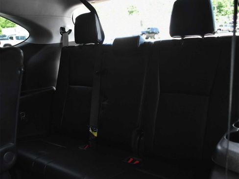 Used 2021 Toyota Highlander XLE AWD/4WD image 14