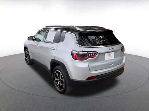 Used 2025 Jeep Compass Limited image 11