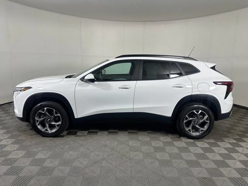Used 2024 Chevrolet Trax LT FWD image 2
