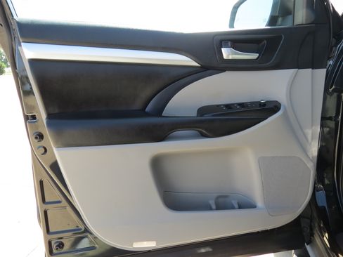 Used 2019 Toyota Highlander XLE FWD image 25