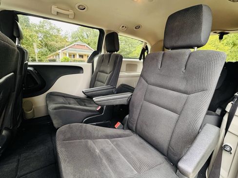 Used 2019 Dodge Grand Caravan SE w/ UConnect Hands-Free Group image 12