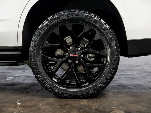 Used 2025 GMC Yukon AT4 w/ AT4 Premium Plus Package image 23