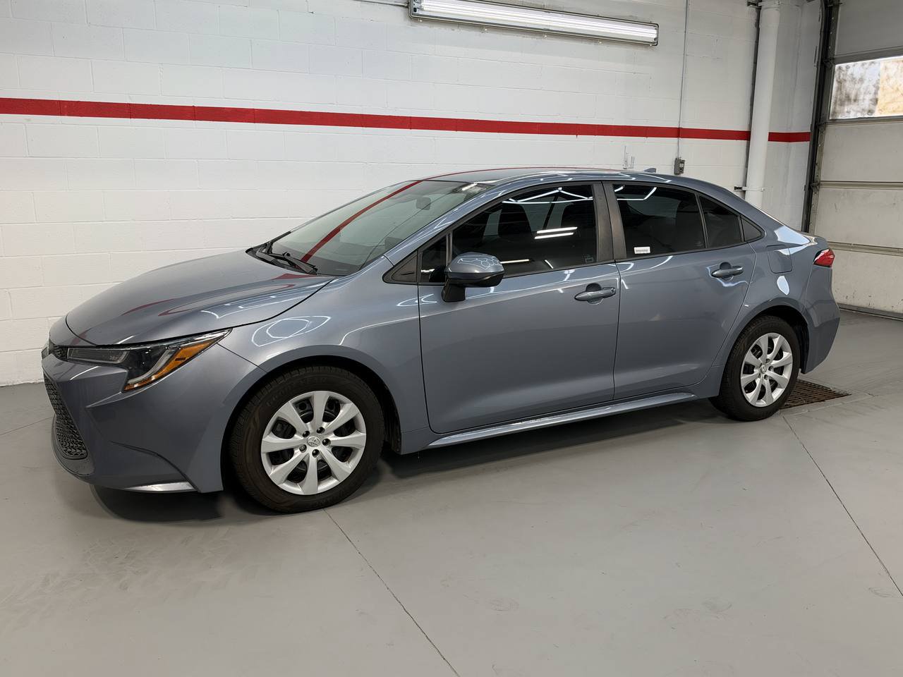 Used 2021 Toyota Corolla LE FWD image 2