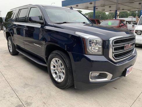 Used 2017 GMC Yukon XL SLE w/ SLE Value Package image 4