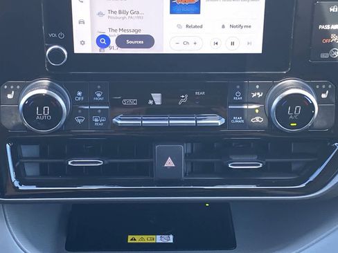 Used 2023 Toyota Highlander XLE AWD/4WD image 18