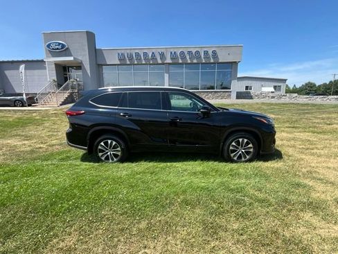 Used 2022 Toyota Highlander XLE AWD/4WD image 2
