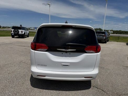 Used 2023 Chrysler Voyager LX FWD image 8